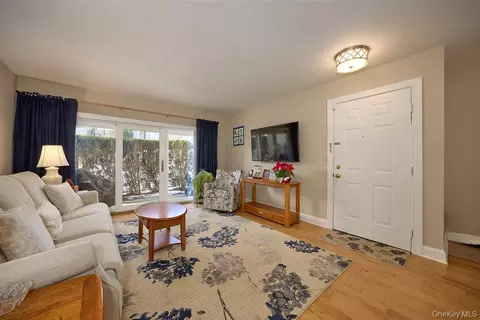 1 Huntington Cir, Peekskill, NY 10566