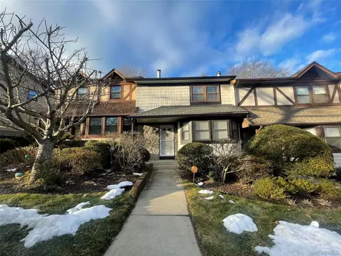 7 Village Ln, Woodbury, NY 11797