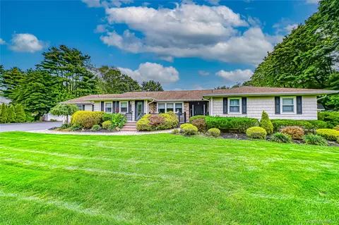 1 Glenrich Dr, Saint James, NY 11780
