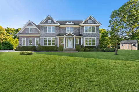 106 E Tiana Rd, Hampton Bays, NY 11946