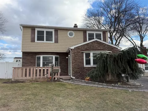 63 Anchor Ln, Levittown, NY 11756