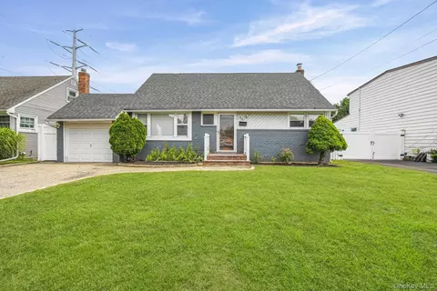 96 S Windhorst Ave, Bethpage, NY 11714