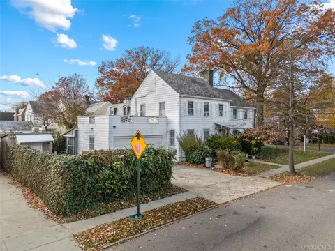 52-06 Bowne St, Flushing, NY 11355