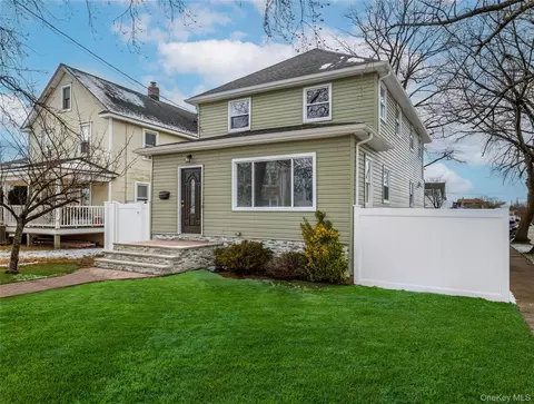 2962 Grand Ave, Baldwin, NY 11510