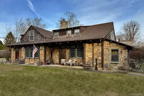 10 John St, Southampton, NY 11968
