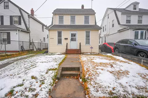 8994 215th Pl, New York, NY 11427