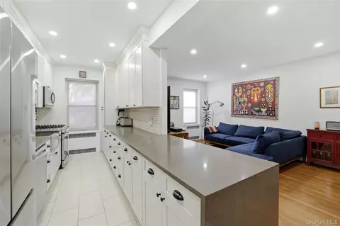 25-40 31st Ave #2L, New York, NY 11106
