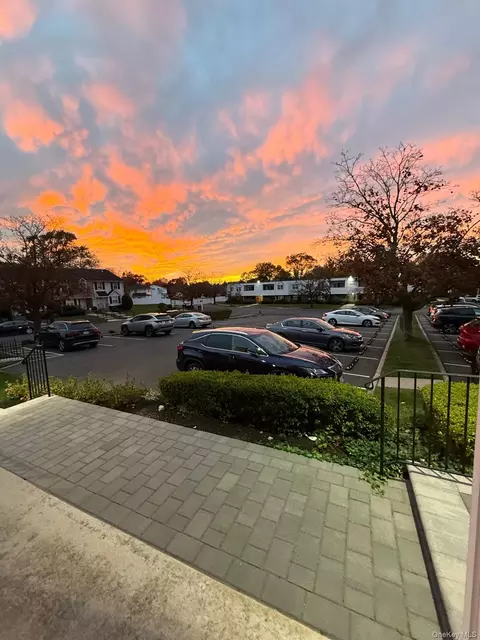 128 Santa Barbara Dr #128, Plainview, NY 11803