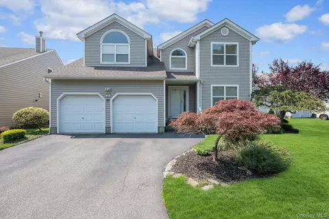 24 Spinnaker Ln #24, Brookhaven, NY 11772