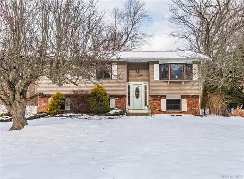 32 Elizabeth Dr, East Fishkill, NY 12533