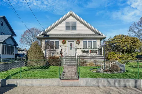 4 W William St, Bay Shore, NY 11706