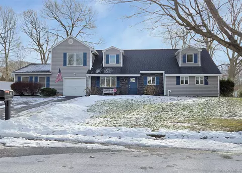 2 Franklin St, Coram, NY 11727