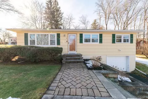 3 Gottlieb Dr, Pearl River, NY 10965