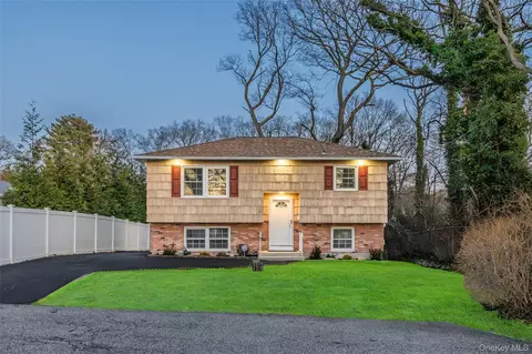 25 Lincoln Ave, Lake Ronkonkoma, NY 11779