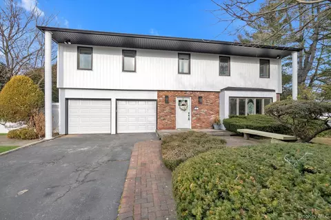 2 Joan Ct, Woodbury, NY 11797