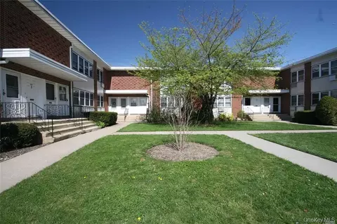 139 Farber Dr #139, West Babylon, NY 11704