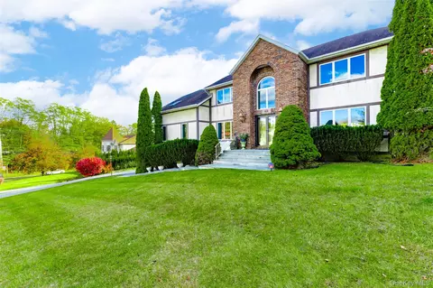 13 Mesa Pl, Clarkstown, NY 10954