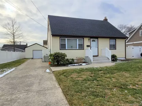 2106 5th St, East Meadow, NY 11554