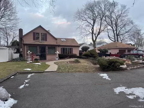 11 Hatcher Ct, Amityville, NY 11701