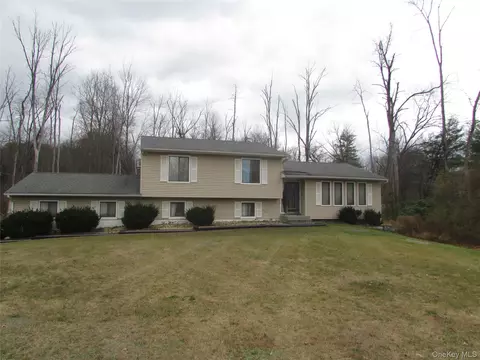 20 Lor Mar Ct, Wappinger, NY 12590