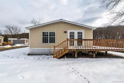 4 Lily Ct, Highland Mills, NY 10930