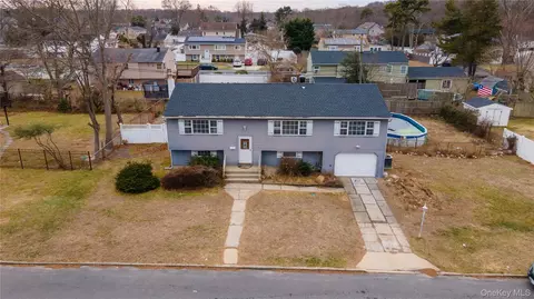 6 Oxford St, Islip, NY 11751
