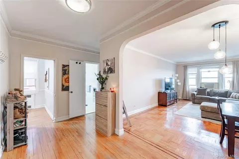 55 Grand Ave #5A, Rockville Centre, NY 11570