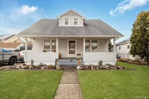 84 Bay Ave, Hicksville, NY 11801