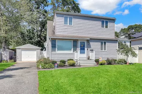 9 3rd St, West Islip, NY 11795