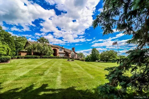 16 Reynwood Dr, Southeast, NY 10509