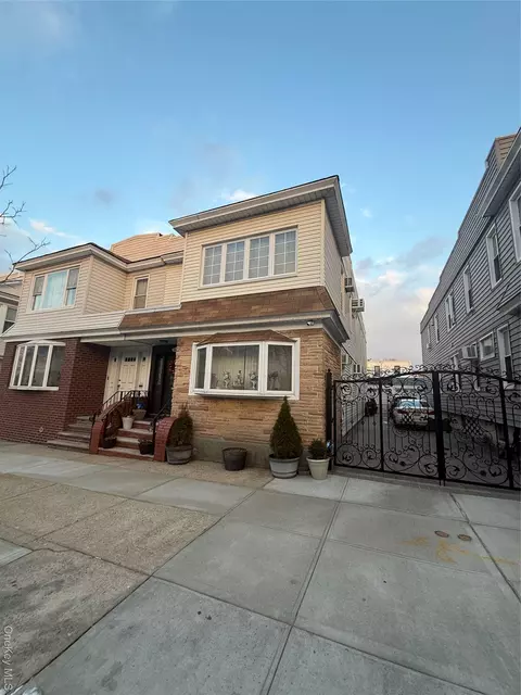7841 84th St, New York, NY 11385