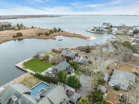 53 W End Ave, East Quogue, NY 11942