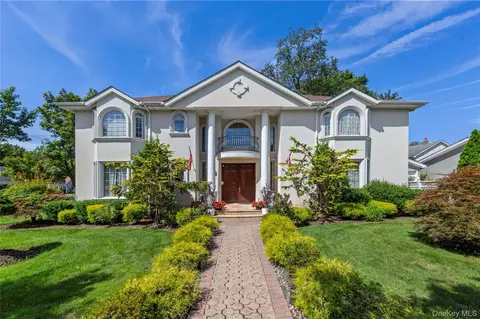 11 Manor Ave, North Hempstead, NY 11577