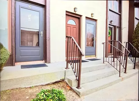 5 Dogwood Ct #5, Selden, NY 11784