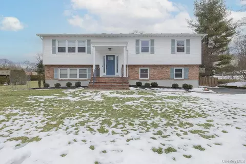 17 Termakay Dr, Clarkstown, NY 10956