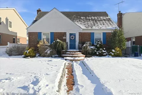 38 Irving Ln, North Hempstead, NY 11040