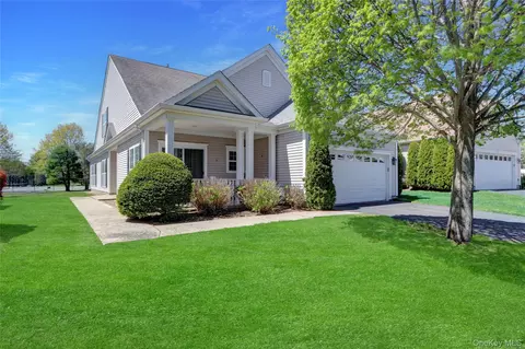 4 Oakhurst Ct, Mount Sinai, NY 11766