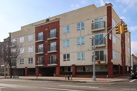 6334 Fresh Pond Rd #5C, New York, NY 11385
