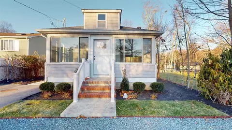 16 Highland Rd, Rocky Point, NY 11778