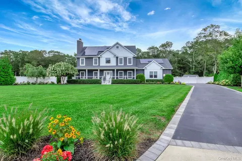 6 Mastro Ct, Calverton, NY 11933