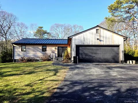 185 Wakeman Rd, Hampton Bays, NY 11946