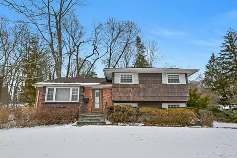 12 Mark Ln, Clarkstown, NY 10956