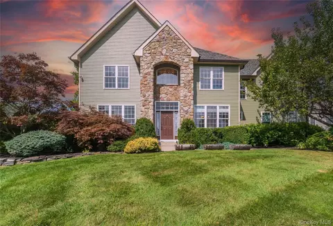 21 Castleton Dr, Woodbury, NY 10930