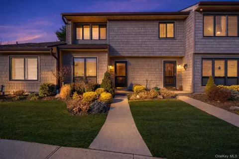 29 Stanford Ct, North Wantagh, NY 11793