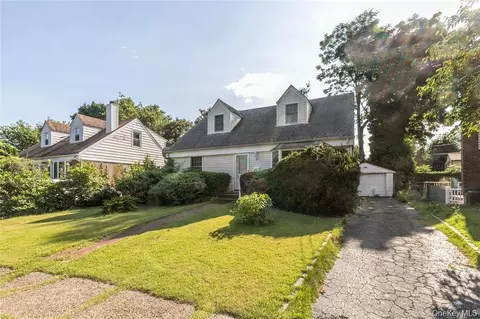 6 Grady Ct, North Hempstead, NY 11023