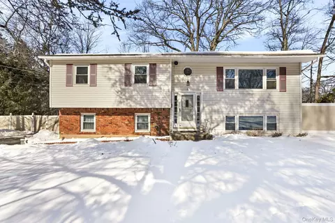 4 Laura Dr, Ramapo, NY 10952