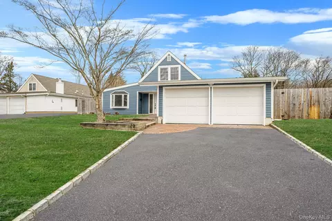 167 Silverleaf Ln, Islandia, NY 11749
