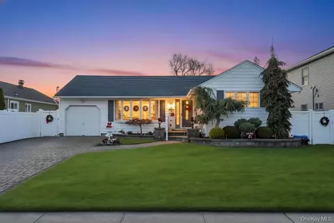 60 Essex Rd, Bethpage, NY 11714