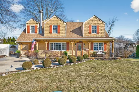 350 Pin Oak Ln, North Hempstead, NY 11590