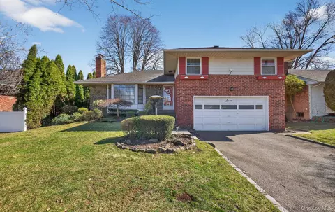 7 Carling Dr, North Hempstead, NY 11040